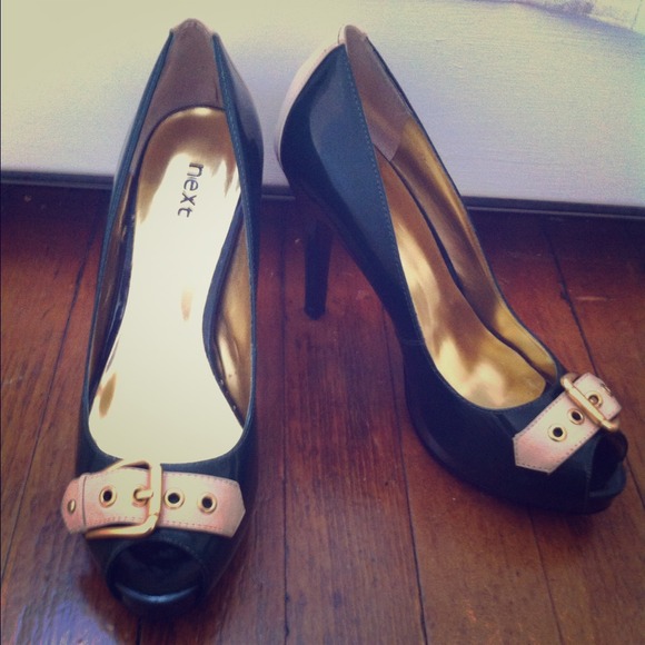 Hunter green&beige peep toe pumps!!!