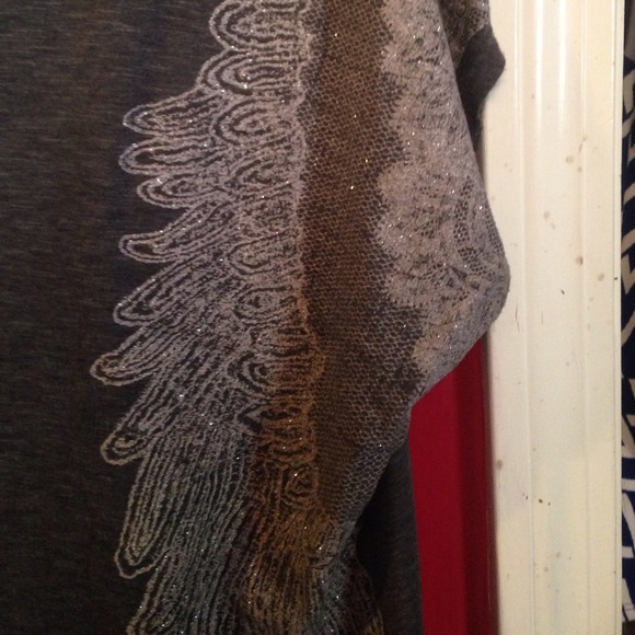 Adorable gray and white top. NWOT! - Picture 2 of 2