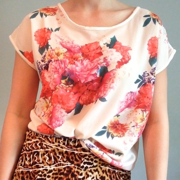 ⭐️HP⭐️Gorgeous floral flowy top