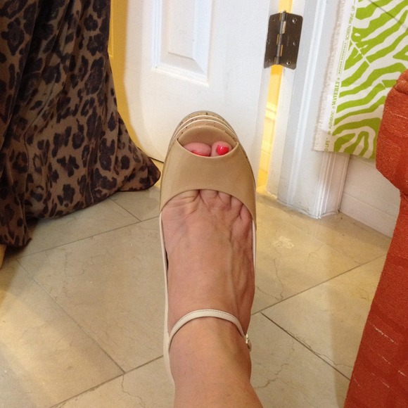 MARKED DOWN!!! New in box Gucci neutral wedge - Picture 4 of 4