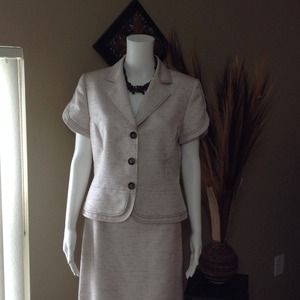 Tahari Short sleeve cream and brown suit
