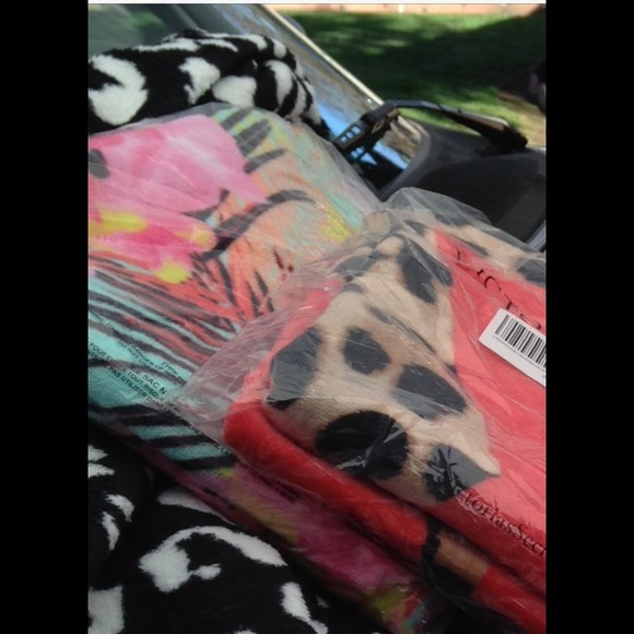 TROPICAL PRINT VS TOWEL