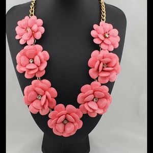 New!! Light pink 7 flowers necklace