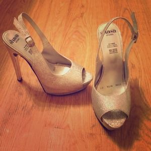💜Silver Peep Toe Heels 💜