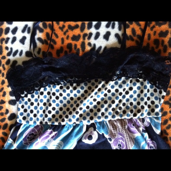 V1 COUTURE MED NAVY LACE TRIMMED SUMMER TOP. - Picture 3 of 4