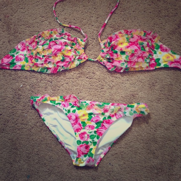 Bikini - Picture 1 of 1