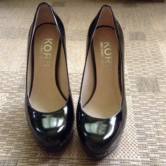 Michael Kors black patent pump