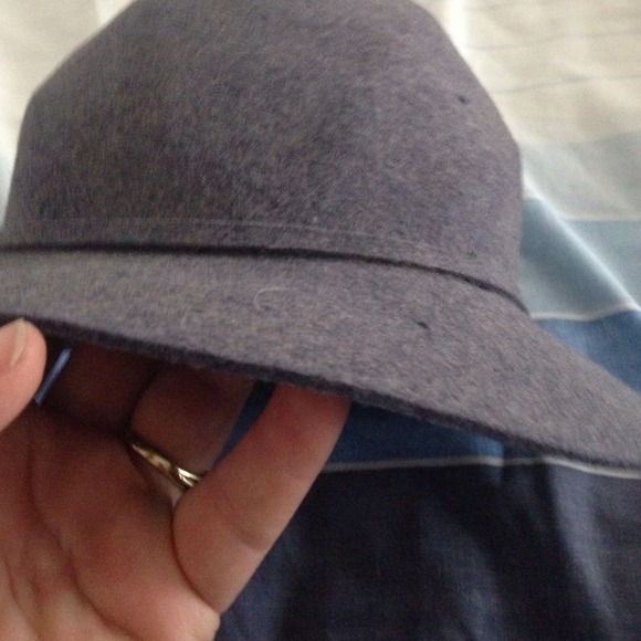 Betmar New york Accessories - Grey/blue wool hat. Bet mar New York.