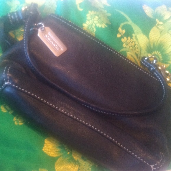 🎉NEW PRICE🎉Coach Wristlet Black Leather