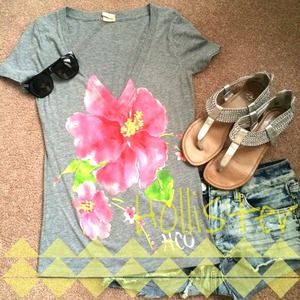 🎀 Hollister Flower V-Neck Top 🎀
