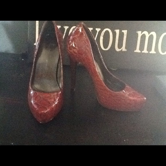 Jessica Simpson , red snake like heels.