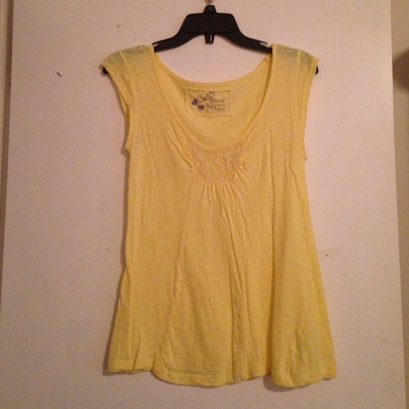 Cute yellow top perfect for summer!☀️