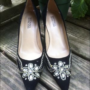 Pointed toe heel with gems