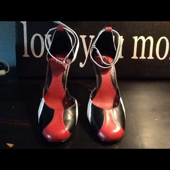 GUESS, MOTO STYLE SHOES.