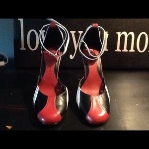 GUESS, MOTO STYLE SHOES.