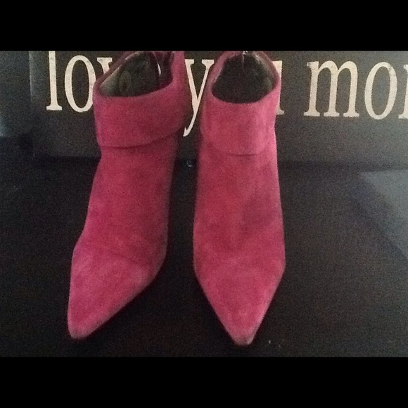 BCBG, SUEDE LEATHER BOOTS.