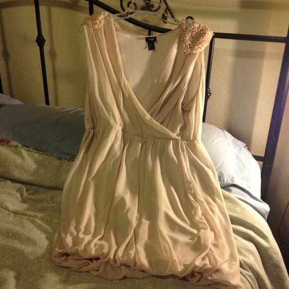 H&M Dresses & Skirts - Re-posh gorgeous blush chiffon cocktail dress