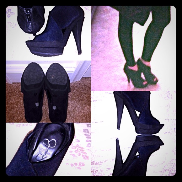 Jessica Simpson Black Platform Pumps!