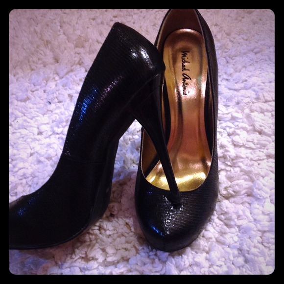 Black stilettos.... So cute!