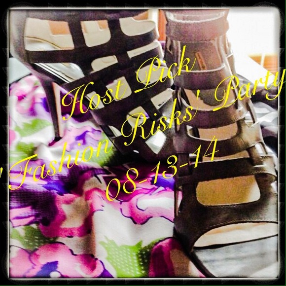 🎉HP🎉  BCBG MAX STUDIO Gladiator Sandals - Picture 1 of 4