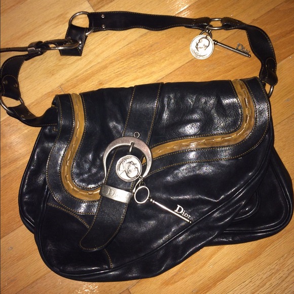 Authentic CD shoulder bag. - Picture 1 of 4