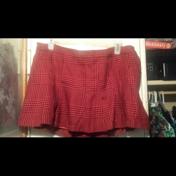Skirt short black and red