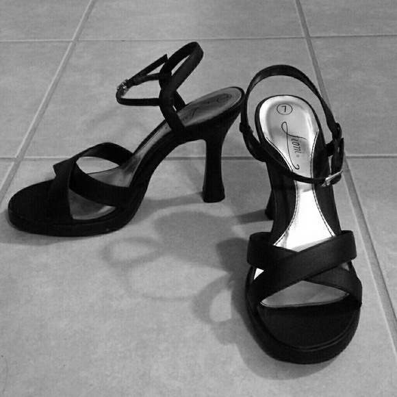 Fioni black heels