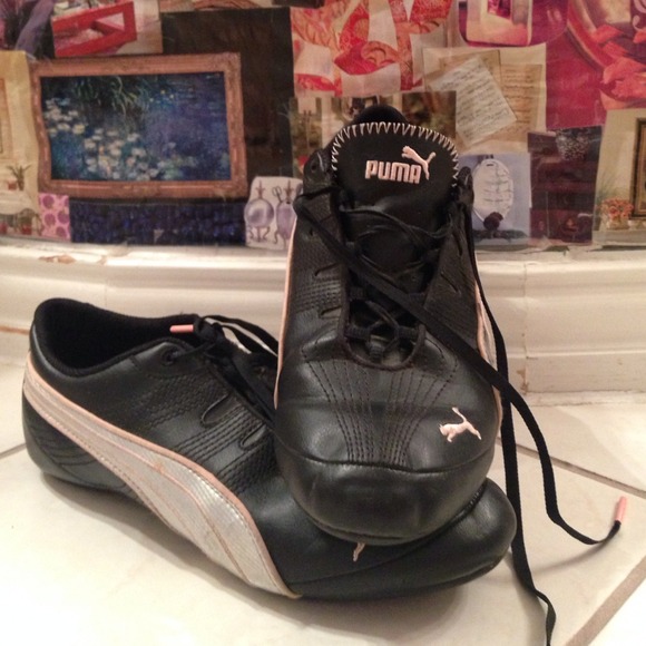 Sporty-chic Puma tennis shoes 🎀⚽️