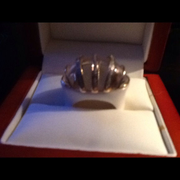 WHITE AGATE AND QUARTZ W 14kt., GOLD RING.