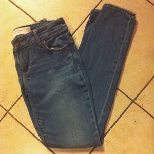 Mid-wash A&F jeans 🌻