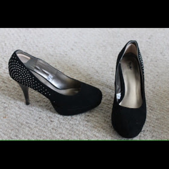 LOOKING FOR: These mossimo studded pumps size 8!!