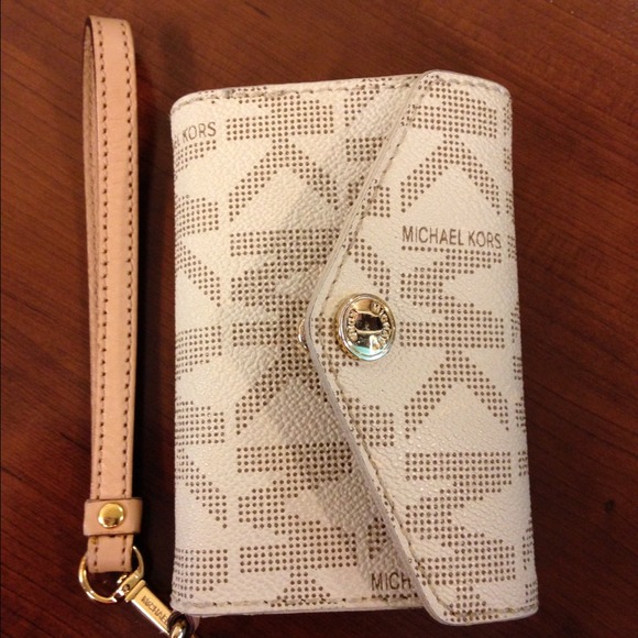 Michael Kors Wristlet/Wallet iphone carrier