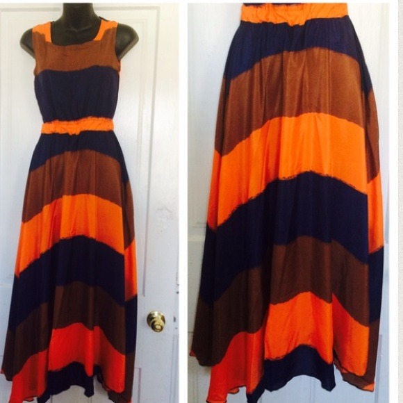 Eye Catching Flowing Dress - Picture 2 of 3