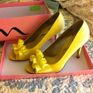 Nina canary yellow fulvia pumps w ruffle peep toe