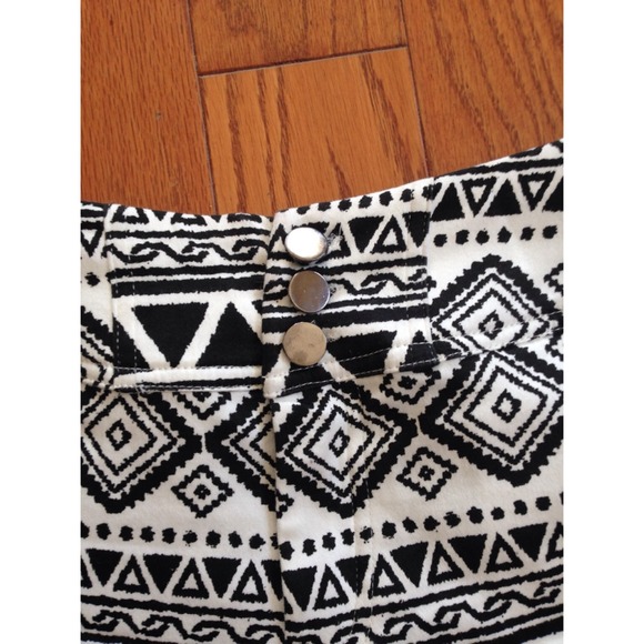 *SOLD* Printed Shorts - Picture 2 of 3