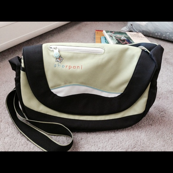 Sherpani Messenger Bag