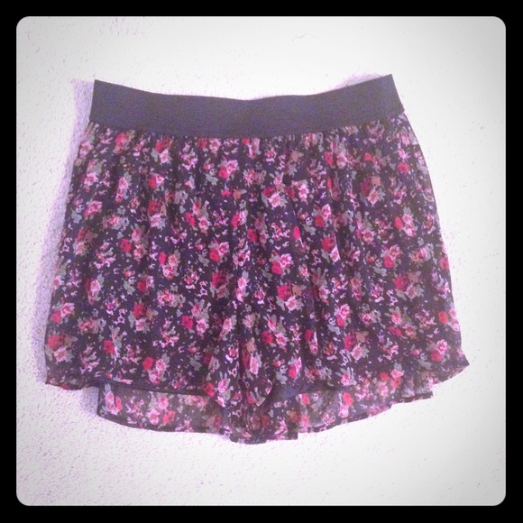 H&M Flowy Floral Shorts 💕🌺