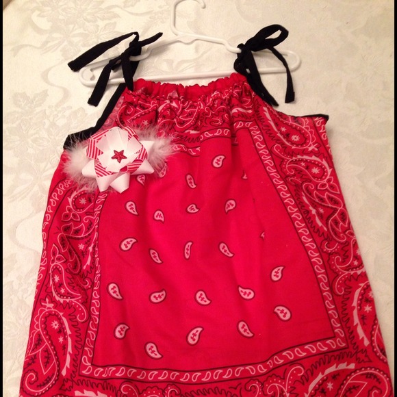 Little girls dress size 4 comes with hair bow