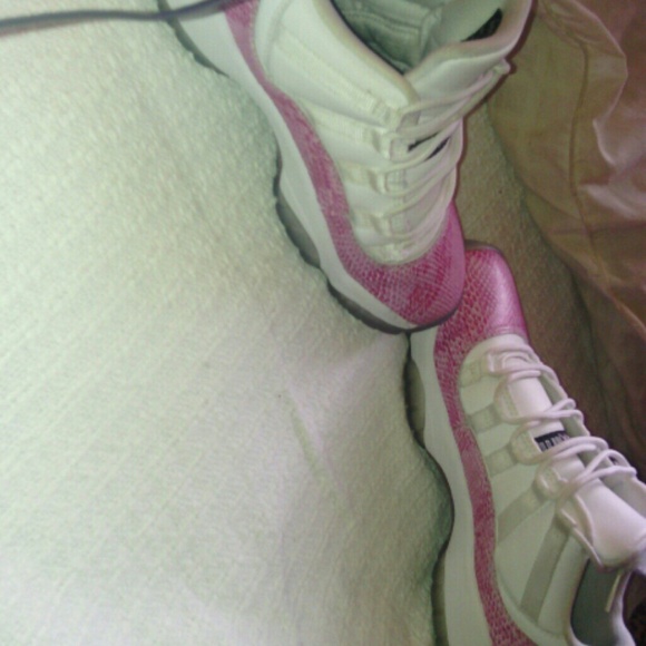 Air Jordan 11 low retro girls "Pink Snakeskins" - Picture 2 of 4