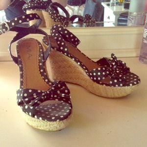 Black polka dot wedges