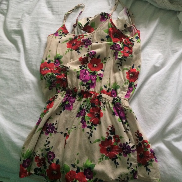 Cute flowery romper - Picture 2 of 2