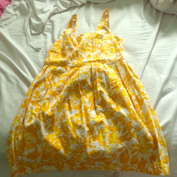 Cute white and yellow flowery dress - Picture 1 of 1