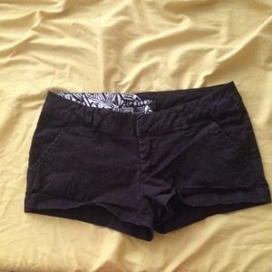 Gently worn size 0 volcom black shorts.