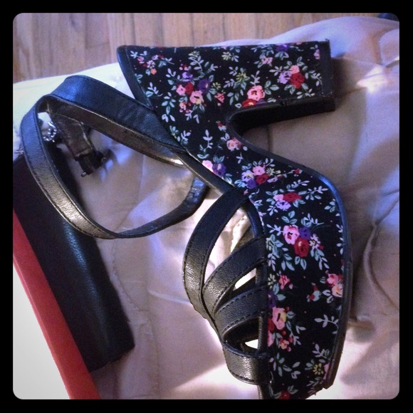 Beautiful platform sandals! Great with Denim