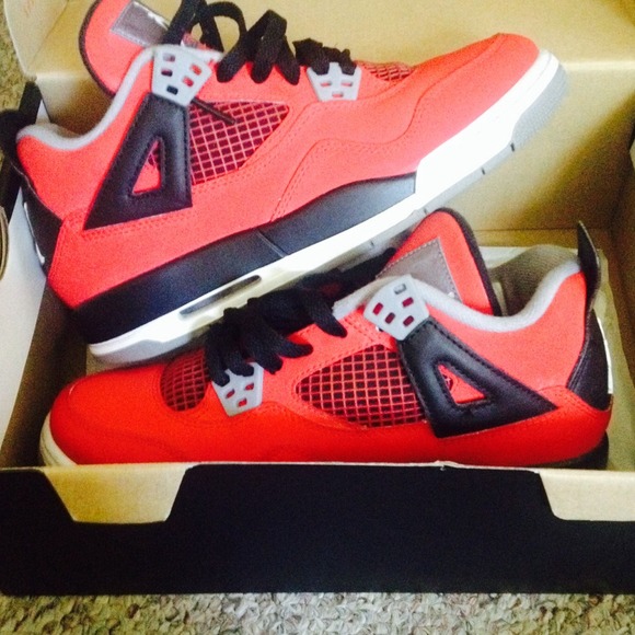 Jordan toro 4's. 9/10 condition. Paypal only