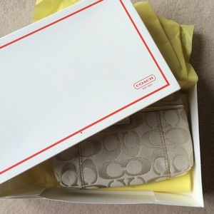 🎉💛Coach wristlet 💛🎉 GOLD NEVER USED