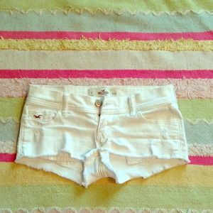 White hollister shorts!✨