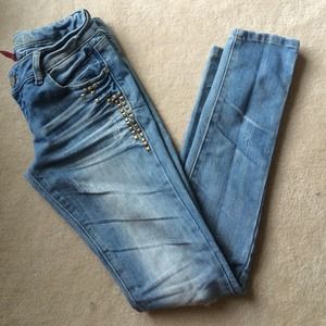 🎉Distressed studded skinny jeans! 💎🎉