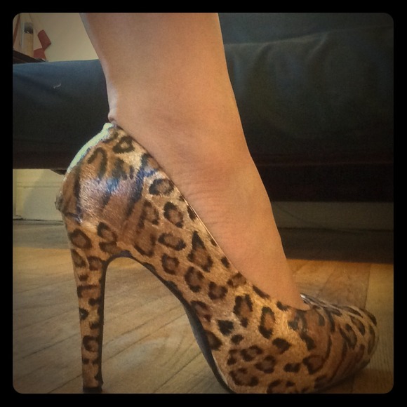 Leopard print leather skin pumps