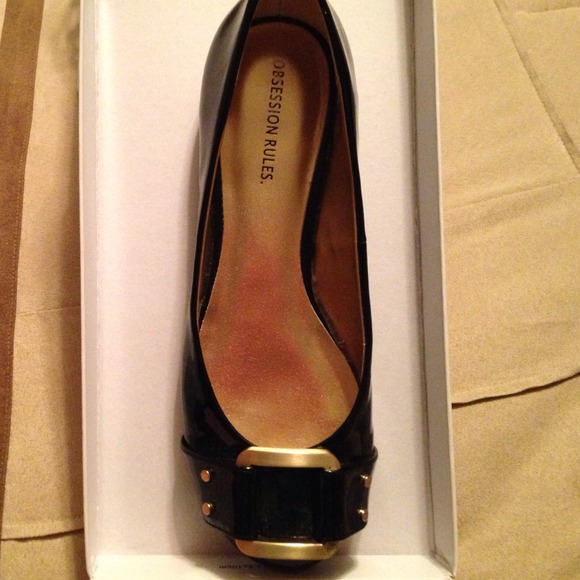 Patent leather size 6 flat with gold buckle accent - Picture 2 of 2